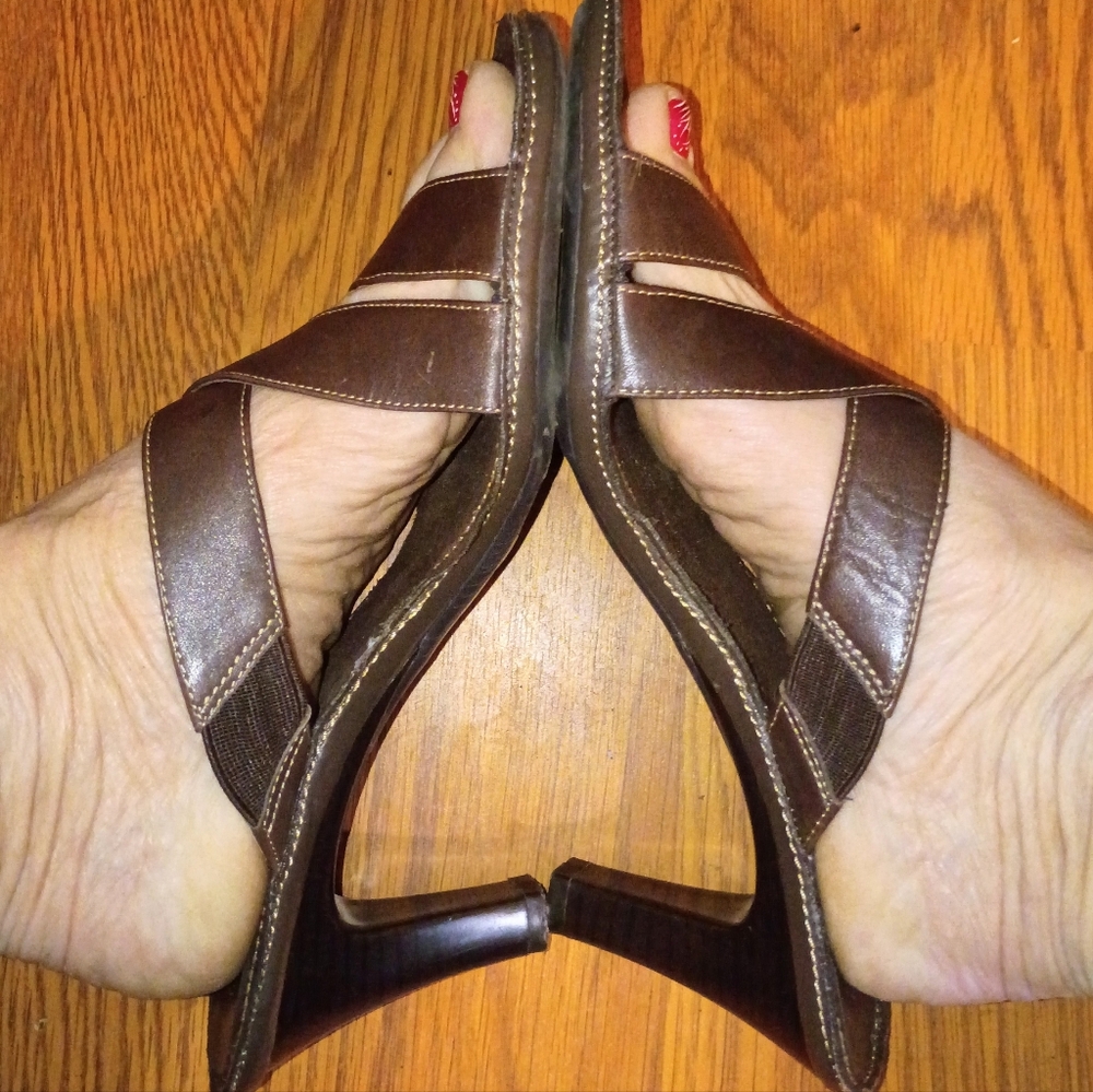 AEROSOLES Brown Leather Crisscross Slip-On Heels B59